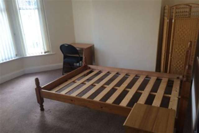  Image of 4 bedroom Terraced house to rent in Dogfield Street Cathays Cardiff CF24 at Cardiff, CF24 4QN