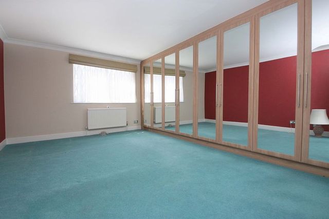  Image of 2 bedroom Flat for sale in High Road Chigwell IG7 at High Road  Chigwell, IG7 6PH