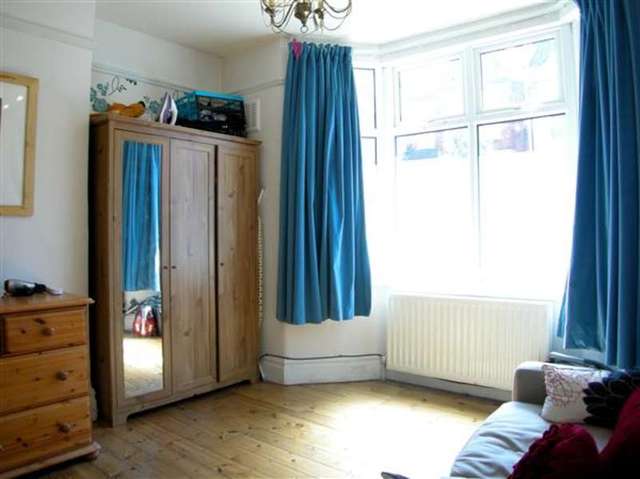  Image of 2 bedroom Flat for sale in Dumbarton Road London SW2 at Streatham Hill, SW2 5LU