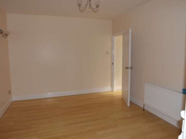  Image of 4 bedroom Semi-Detached house to rent in Dunstable Road Luton LU4 at Dunstable Road  Luton, LU4 8SE