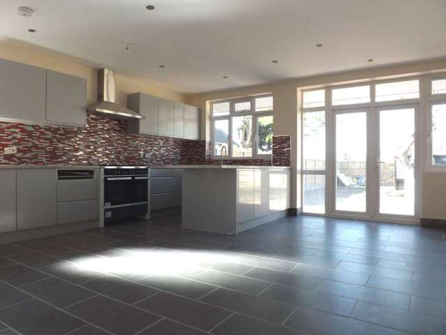  Image of 4 bedroom Semi-Detached house to rent in Dunstable Road Luton LU4 at Dunstable Road  Luton, LU4 8SE