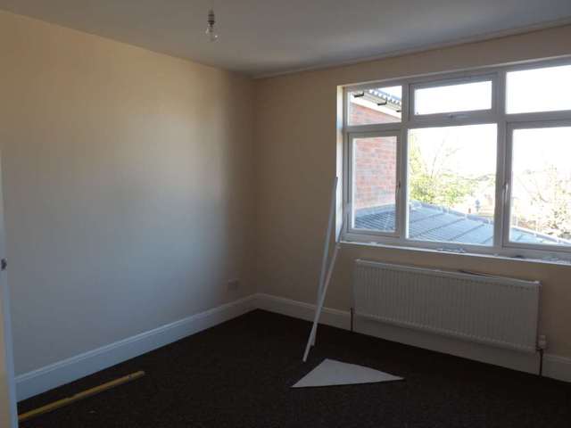  Image of 4 bedroom Semi-Detached house to rent in Dunstable Road Luton LU4 at Dunstable Road  Luton, LU4 8SE