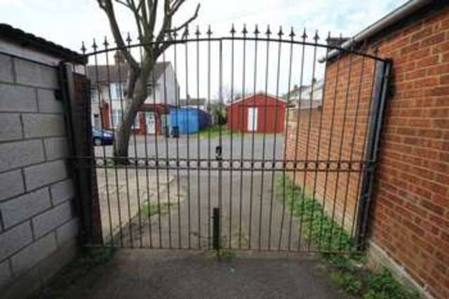  Image of 3 bedroom Terraced house for sale in Dunstable Road Luton LU4 at Dunstable Road  Luton, LU4 8BU
