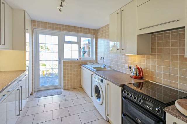  Image of 4 bedroom Detached house for sale in Elm Tree Walk Tring HP23 at Elm Tree Walk  Tring, HP23 5EL