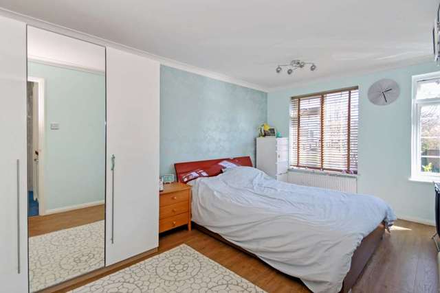  Image of 4 bedroom Detached house for sale in Elm Tree Walk Tring HP23 at Elm Tree Walk  Tring, HP23 5EL