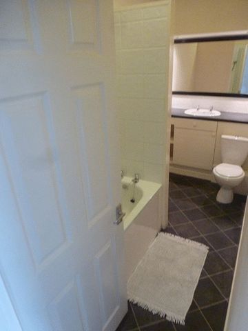  Image of 3 bedroom Flat to rent in Elswick Road Newcastle upon Tyne NE4 at Elswick Road Array Blakelaw, NE4 6JH