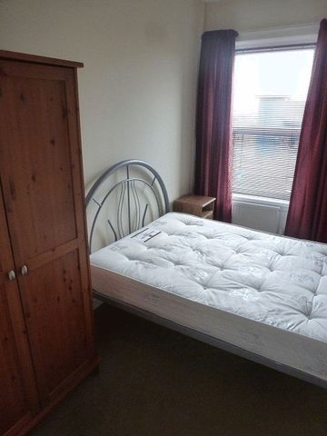  Image of 3 bedroom Flat to rent in Elswick Road Newcastle upon Tyne NE4 at Elswick Road Array Blakelaw, NE4 6JH