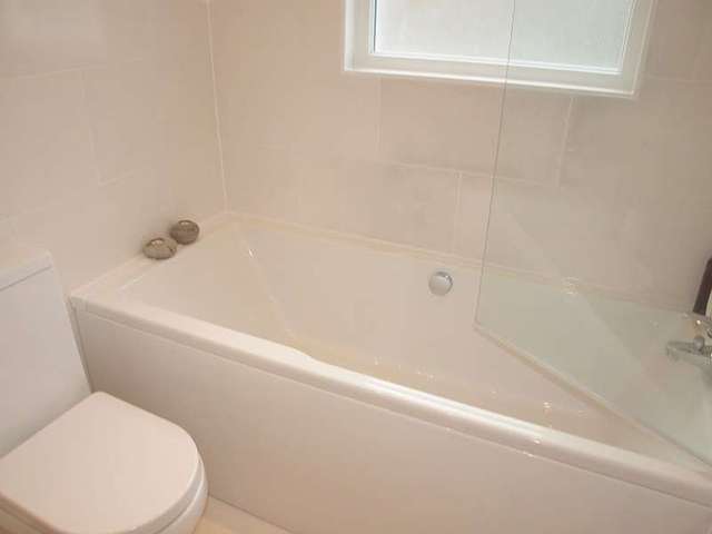  Image of 2 bedroom Ground Flat to rent in Emu Road London SW8 at Battersea, SW8 3PR