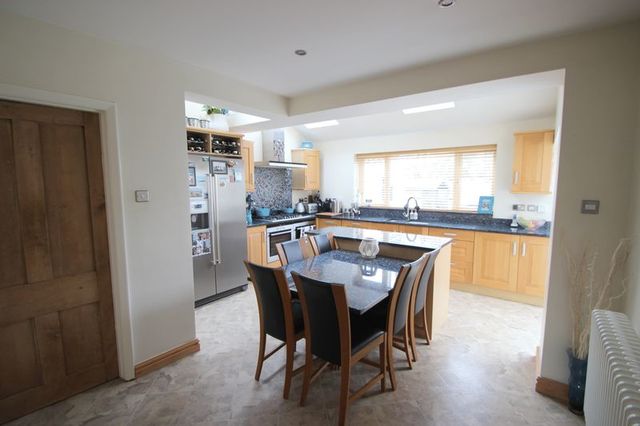  Image of 3 bedroom Detached house for sale in Evesham Road Stratford-upon-Avon CV37 at Evesham Road  Stratford-Upon-Avon, CV37 9BS