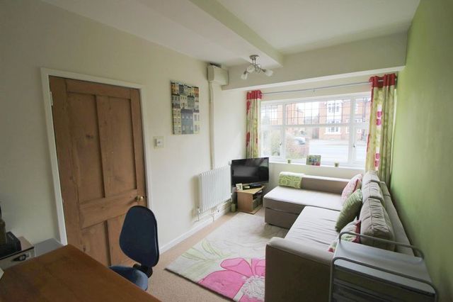  Image of 3 bedroom Detached house for sale in Evesham Road Stratford-upon-Avon CV37 at Evesham Road  Stratford-Upon-Avon, CV37 9BS