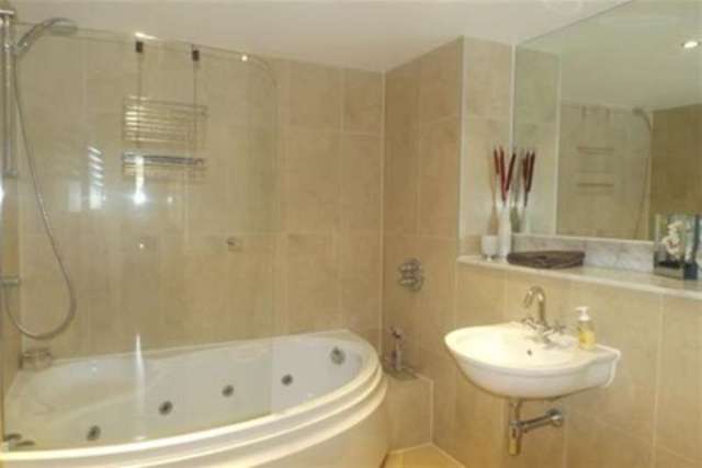  Image of 2 bedroom Flat to rent in Douglas Avenue Exmouth EX8 at Exmouth, EX8 2HQ