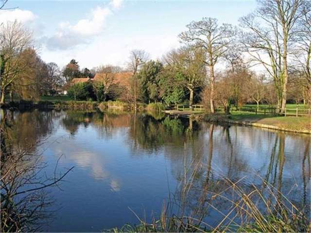  Image of 1 bedroom Apartment for sale in Fairfax Drive Westcliff-on-Sea SS0 at Fairfax drive Westcliff on sea Prittlewell, SS0 9RL