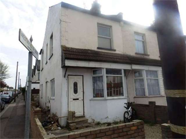  Image of 1 bedroom Apartment for sale in Fairfax Drive Westcliff-on-Sea SS0 at Fairfax drive Westcliff on sea Prittlewell, SS0 9RL