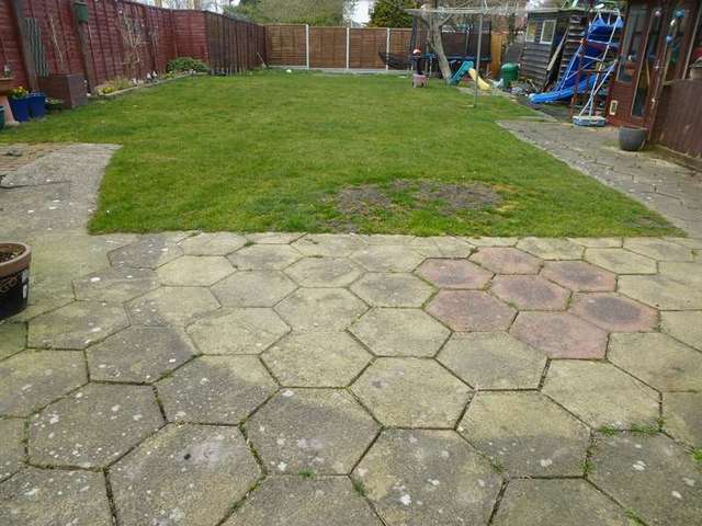 Image of 4 bedroom Bungalow for sale in Farm Close Houghton Regis Dunstable LU5 at Houghton Regis, LU5 5EG