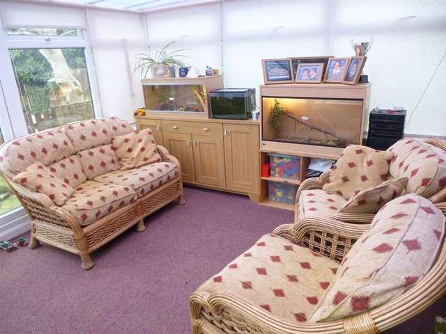  Image of 4 bedroom Bungalow for sale in Farm Close Houghton Regis Dunstable LU5 at Houghton Regis, LU5 5EG