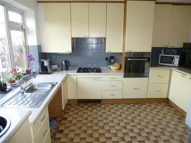 Image of 4 bedroom Bungalow for sale in Farm Close Houghton Regis Dunstable LU5 at Houghton Regis, LU5 5EG