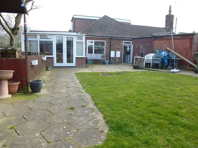  Image of 4 bedroom Bungalow for sale in Farm Close Houghton Regis Dunstable LU5 at Houghton Regis, LU5 5EG