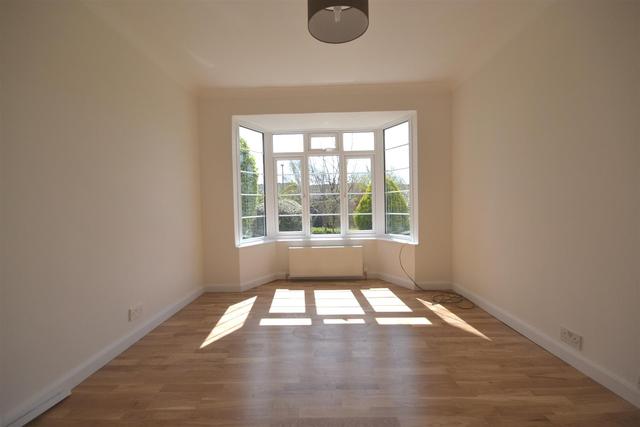  Image of 3 bedroom Property to rent in Bunns Lane London NW7 at Bunns Lane  Mill Hill, NW7 2DS