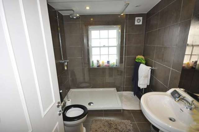  Image of 2 bedroom Flat to rent in Chiswick High Road London W4 at Chiswick High Road  Chiswick, W4 2ND