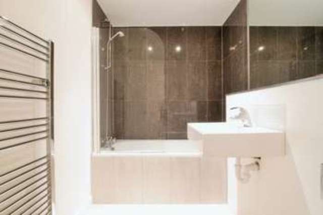  Image of 2 bedroom Flat to rent in Garden Walk London EC2A at London  London, EC2A 3EQ