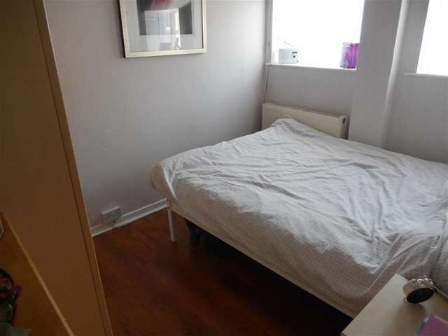  Image of 1 bedroom Apartment for sale in Garlands Road Leatherhead KT22 at Leatherhead Surrey Leatherhead, KT22 7EZ