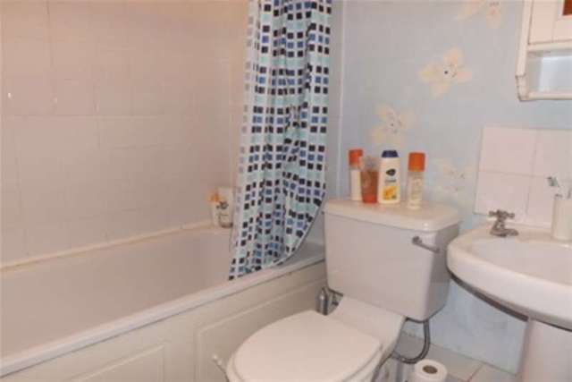  Image of 2 bedroom Flat to rent in Goldsmith Road London E10 at London, E10 5HA