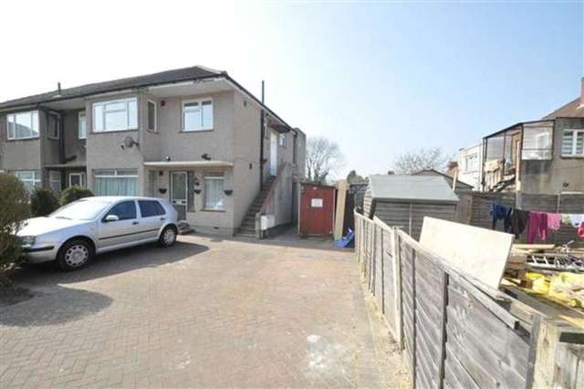  Image of 2 bedroom Apartment to rent in Grainger Close Northolt UB5 at Northolt, UB5 4LF
