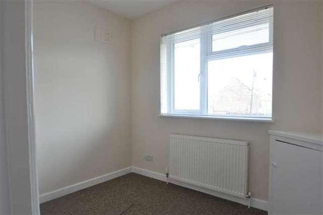  Image of 2 bedroom Apartment to rent in Grainger Close Northolt UB5 at Northolt, UB5 4LF