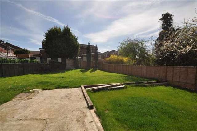  Image of 2 bedroom Apartment to rent in Grainger Close Northolt UB5 at Northolt, UB5 4LF
