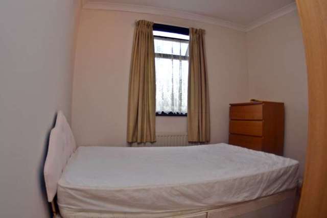  Image of 2 bedroom Flat to rent in Green Lane Ilford IG3 at Green Lane  Seven Kings, IG3 9LG