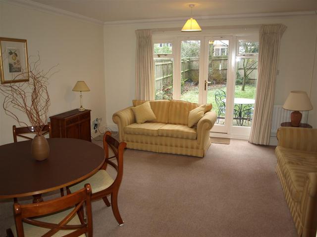 Image of 2 bedroom Property to rent in Greenfield Drive London N2 at East Finchley, N2 9AF