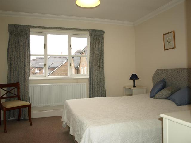  Image of 2 bedroom Property to rent in Greenfield Drive London N2 at East Finchley, N2 9AF