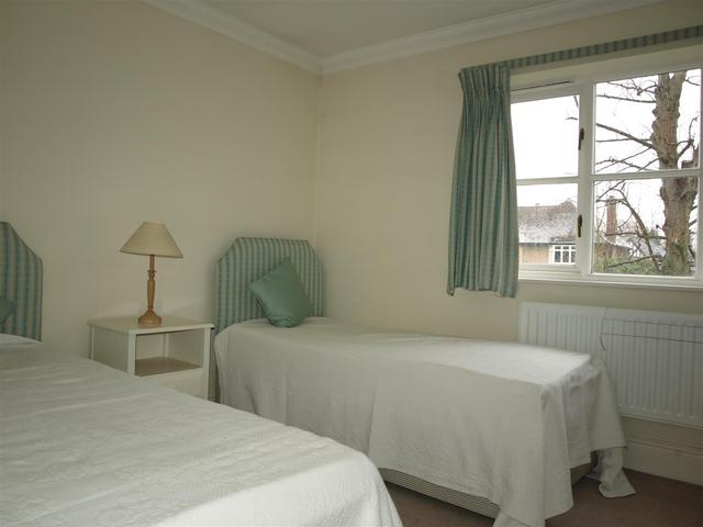  Image of 2 bedroom Property to rent in Greenfield Drive London N2 at East Finchley, N2 9AF