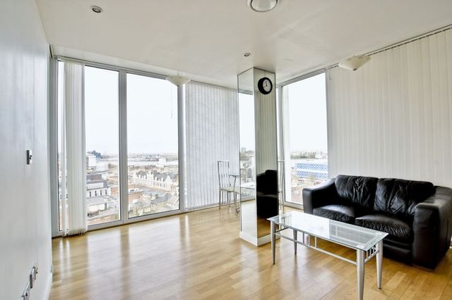 Image of 2 bedroom Flat to rent in Bowling Green Row London SE18 at Greens End  Woolwich, SE18 6HB