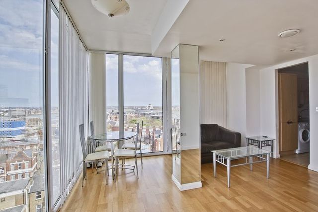  Image of 2 bedroom Flat to rent in Bowling Green Row London SE18 at Greens End  Woolwich, SE18 6HB