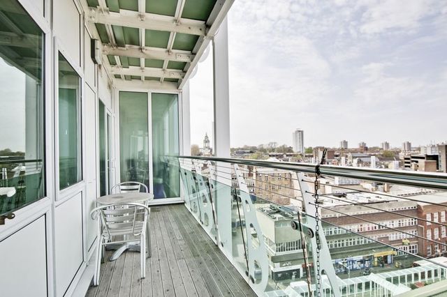  Image of 2 bedroom Flat to rent in Bowling Green Row London SE18 at Greens End  Woolwich, SE18 6HB