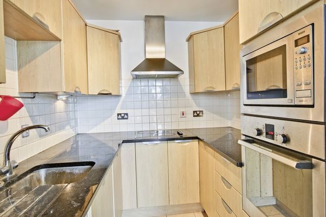  Image of 2 bedroom Flat to rent in Bowling Green Row London SE18 at Greens End  Woolwich, SE18 6HB