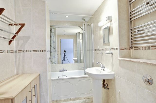  Image of 2 bedroom Flat to rent in Bowling Green Row London SE18 at Greens End  Woolwich, SE18 6HB