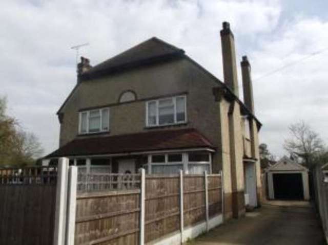  Image of 3 bedroom Flat for sale in Squirrels Heath Road Harold Wood Romford RM3 at Harold Wood  Harold Wood, RM3 0LJ