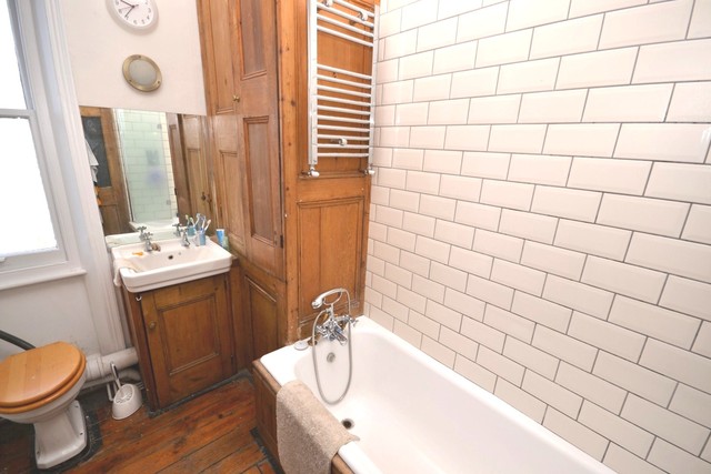  Image of 3 bedroom Property to rent in High Road London N2 at East Finchley, N2 8AB