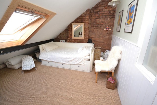  Image of 3 bedroom Property to rent in High Road London N2 at East Finchley, N2 8AB