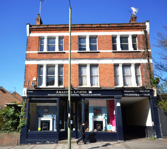  Image of 3 bedroom Property to rent in High Road London N2 at East Finchley, N2 8AB