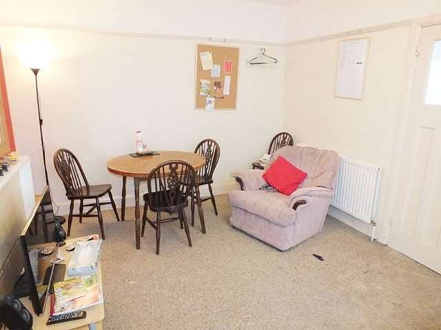  Image of 4 bedroom Semi-Detached house to rent in Roselands Gardens Southampton SO17 at Southampton, SO17 1QG