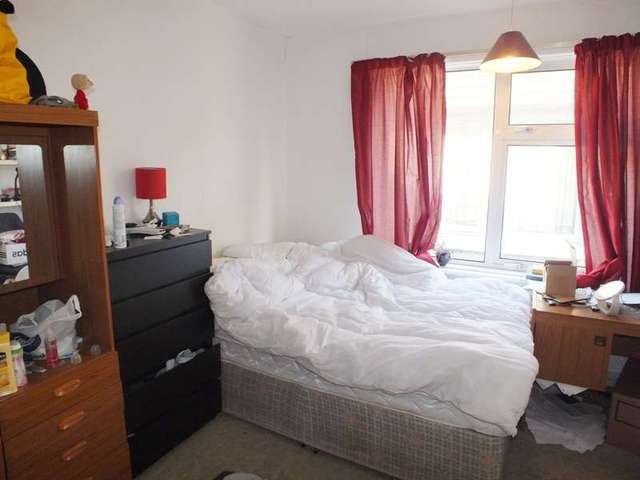  Image of 4 bedroom Semi-Detached house to rent in Roselands Gardens Southampton SO17 at Southampton, SO17 1QG