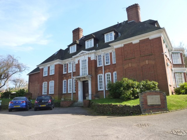  Image of 2 bedroom Apartment to rent in St. Pauls Road West Dorking RH4 at St. Pauls Road West  Dorking, RH4 2LF
