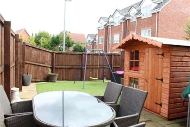  Image of 4 bedroom Property to rent in Iona Crescent Widnes WA8 at Widnes, WA8 5AD