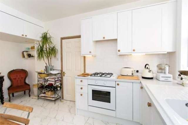  Image of 1 bedroom Flat for sale in Queen's Club Gardens London W14 at Queens Club Gardens London Kensington & Chelsea, W14 9SH