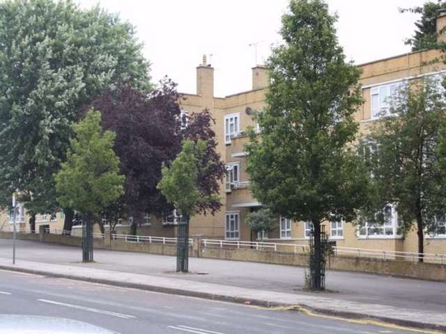  Image of 3 bedroom Flat to rent in Burnt Oak Broadway Burnt Oak Edgware HA8 at EDGWARE EDGWARE, HA8 0BP
