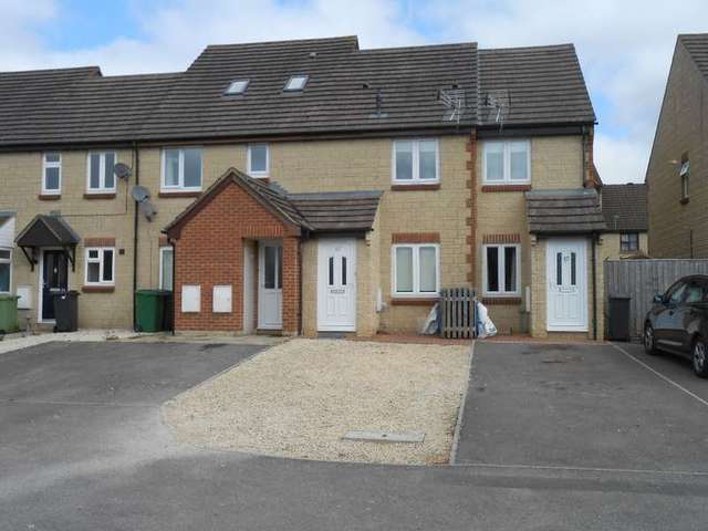  Image of 3 bedroom Flat to rent in Kemble Drive Cirencester GL7 at Cirencester, GL7 1WZ