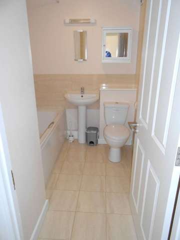  Image of 3 bedroom Flat to rent in Kemble Drive Cirencester GL7 at Cirencester, GL7 1WZ